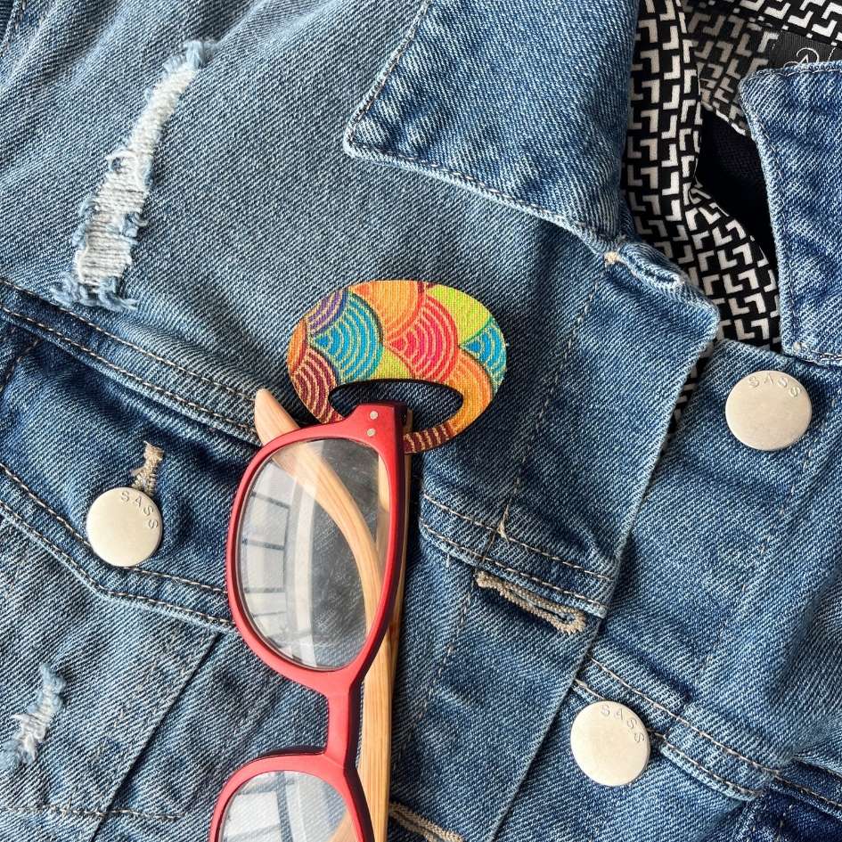 Pebble Glasses Brooch (9 Colors)