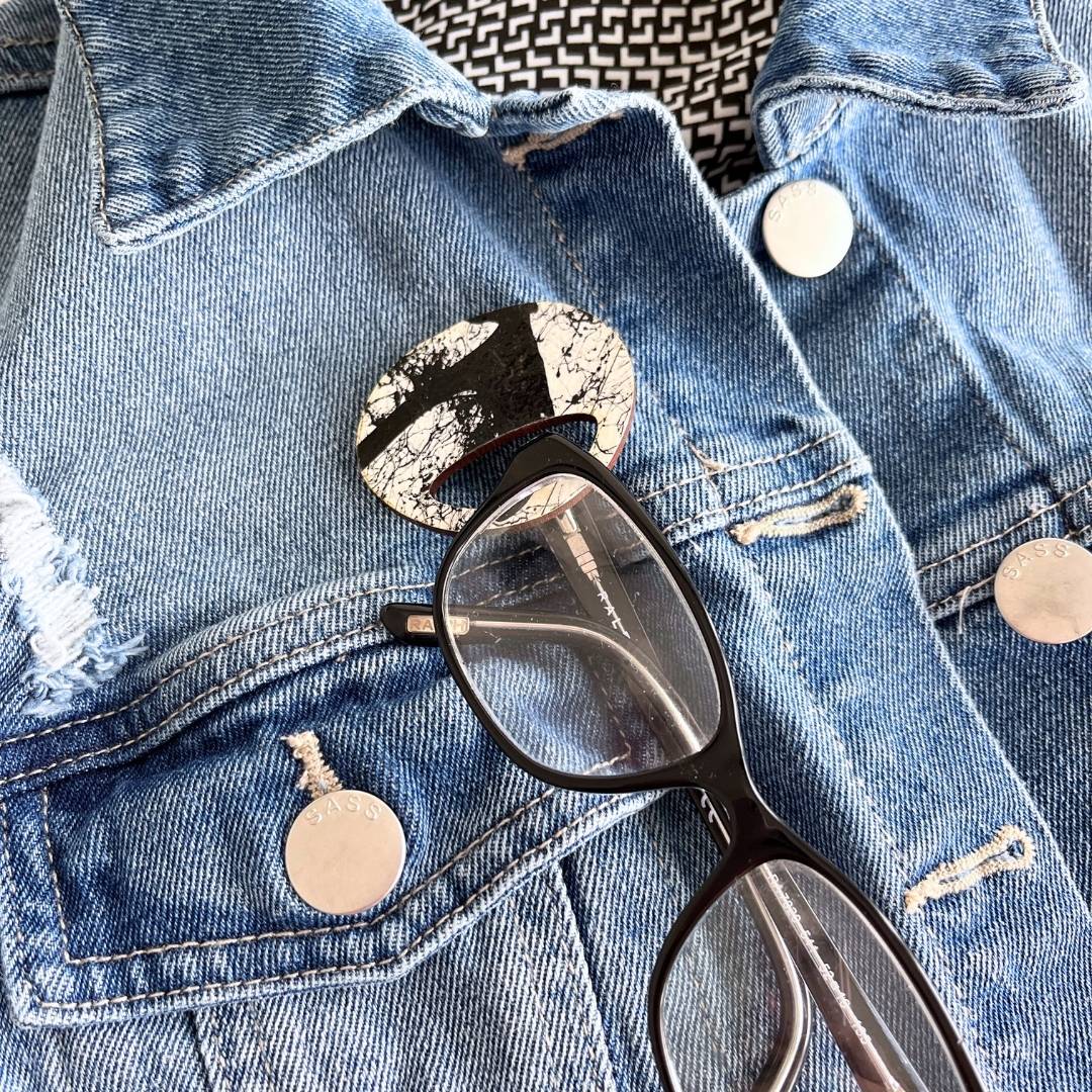 Pebble Glasses Brooch (9 Colors)
