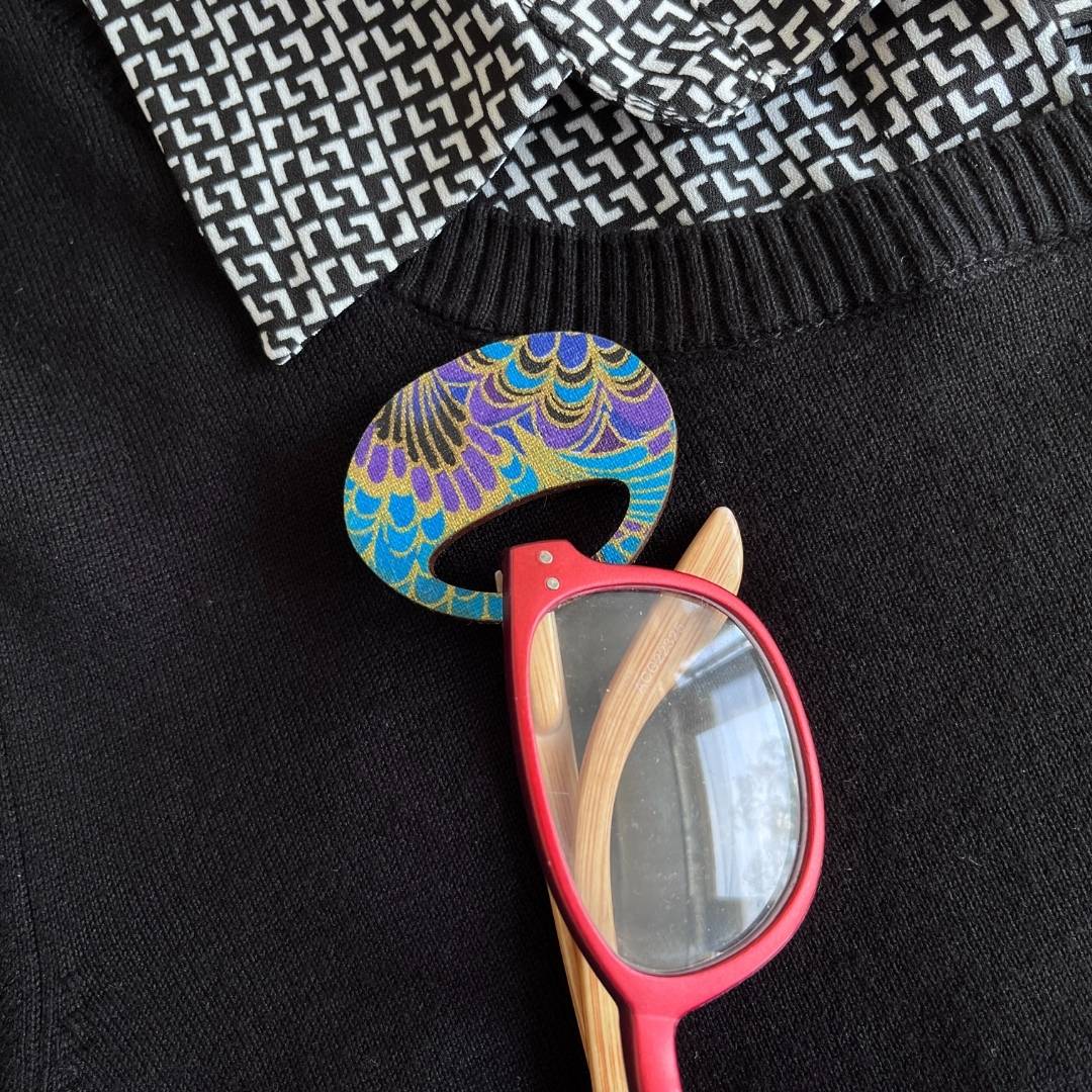Pebble Glasses Brooch (9 Colors)