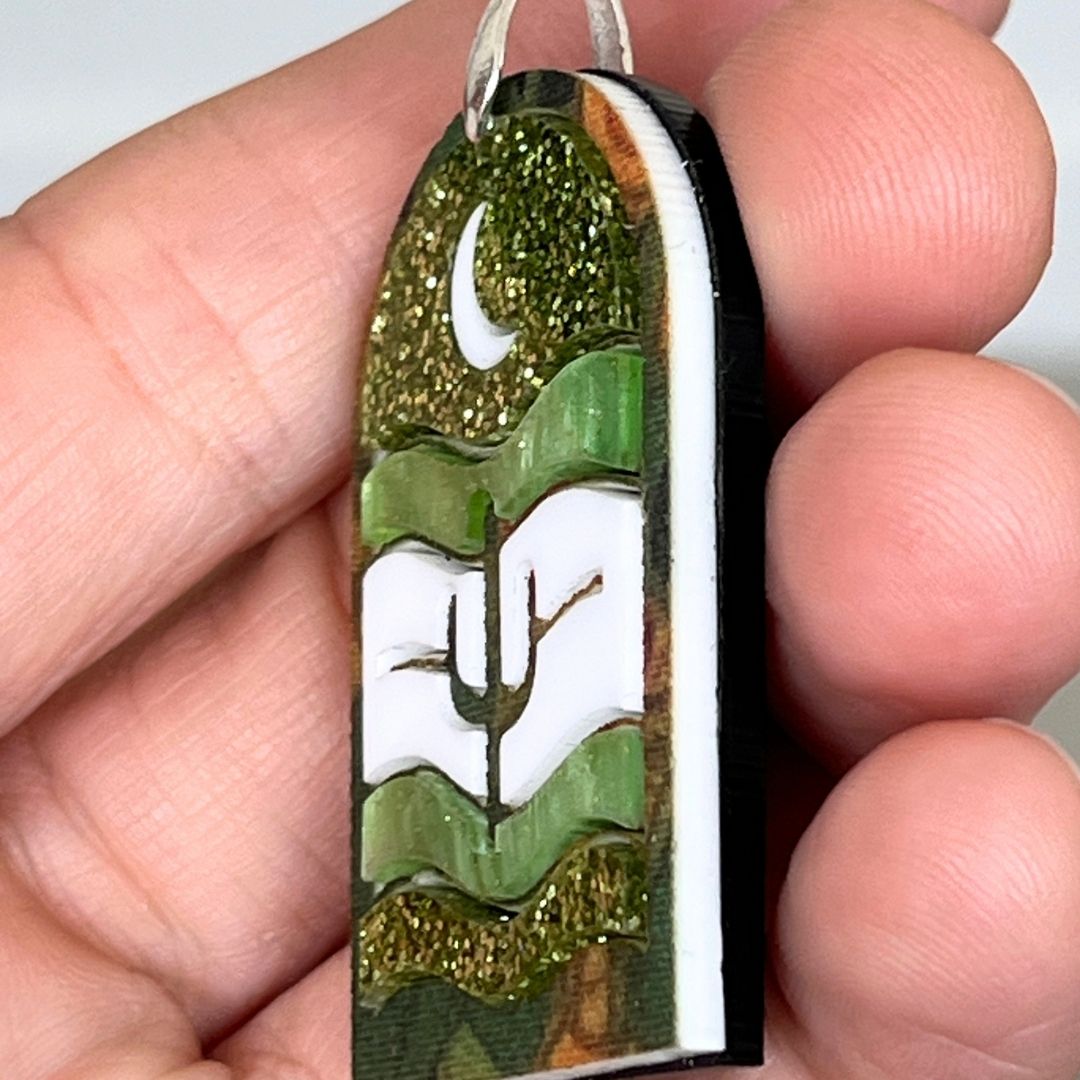 Green 'Lumi' Pendant (FREE Brooch)