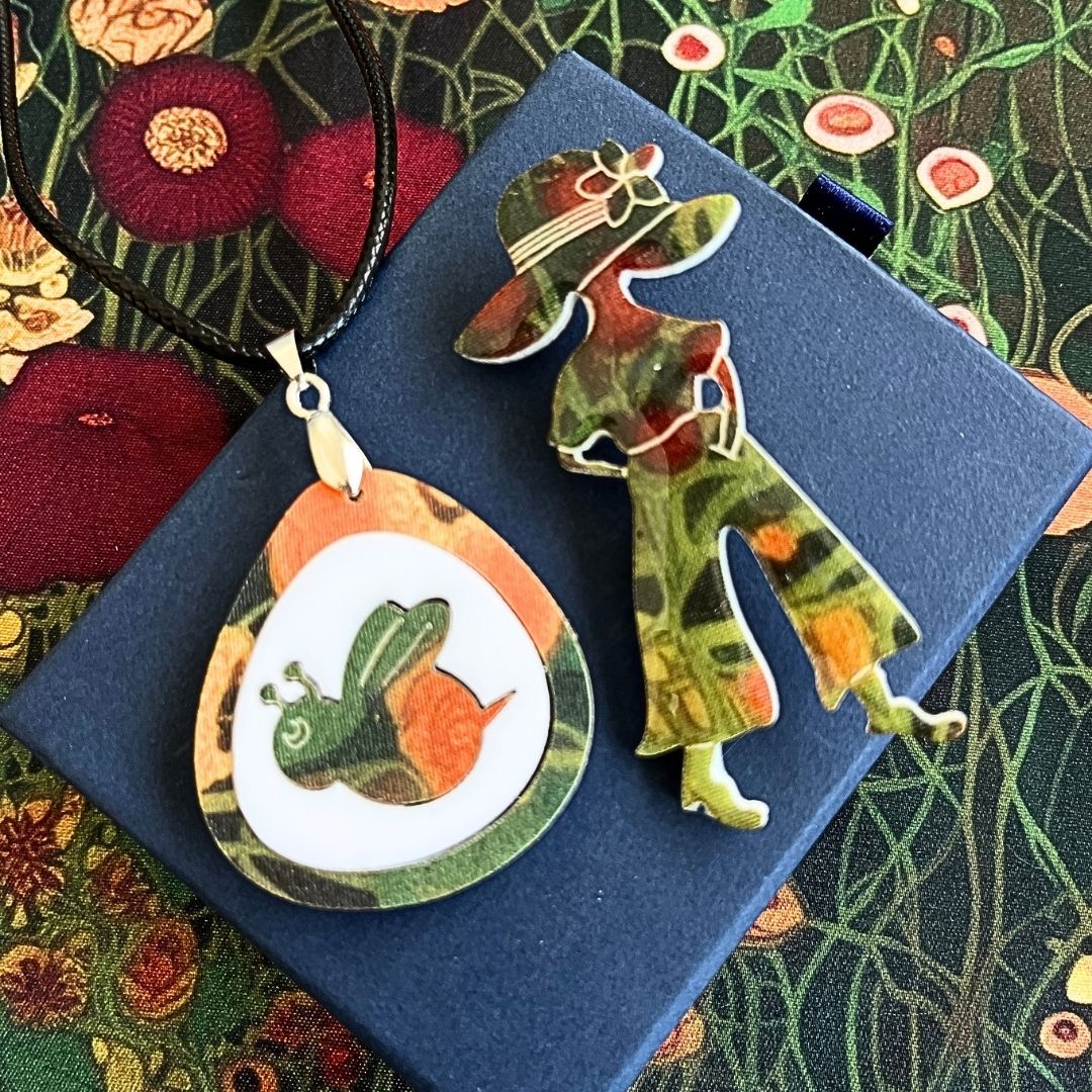 Green 'Teardrop Bee' Pendant (FREE Brooch)