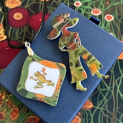Green 'Diamond Frog' Pendant (FREE Brooch)