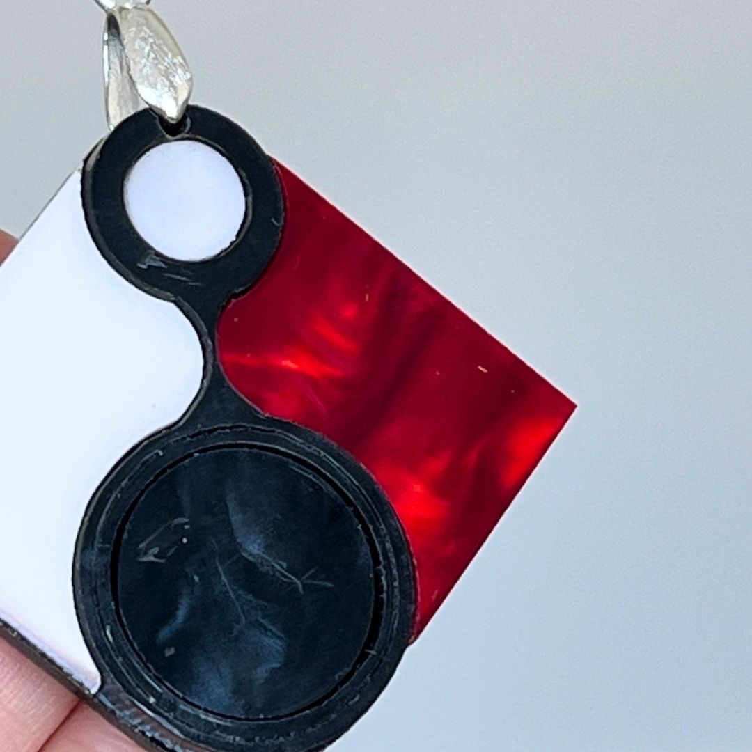 Red & Black 'Jade' Pendant (FREE Brooch)