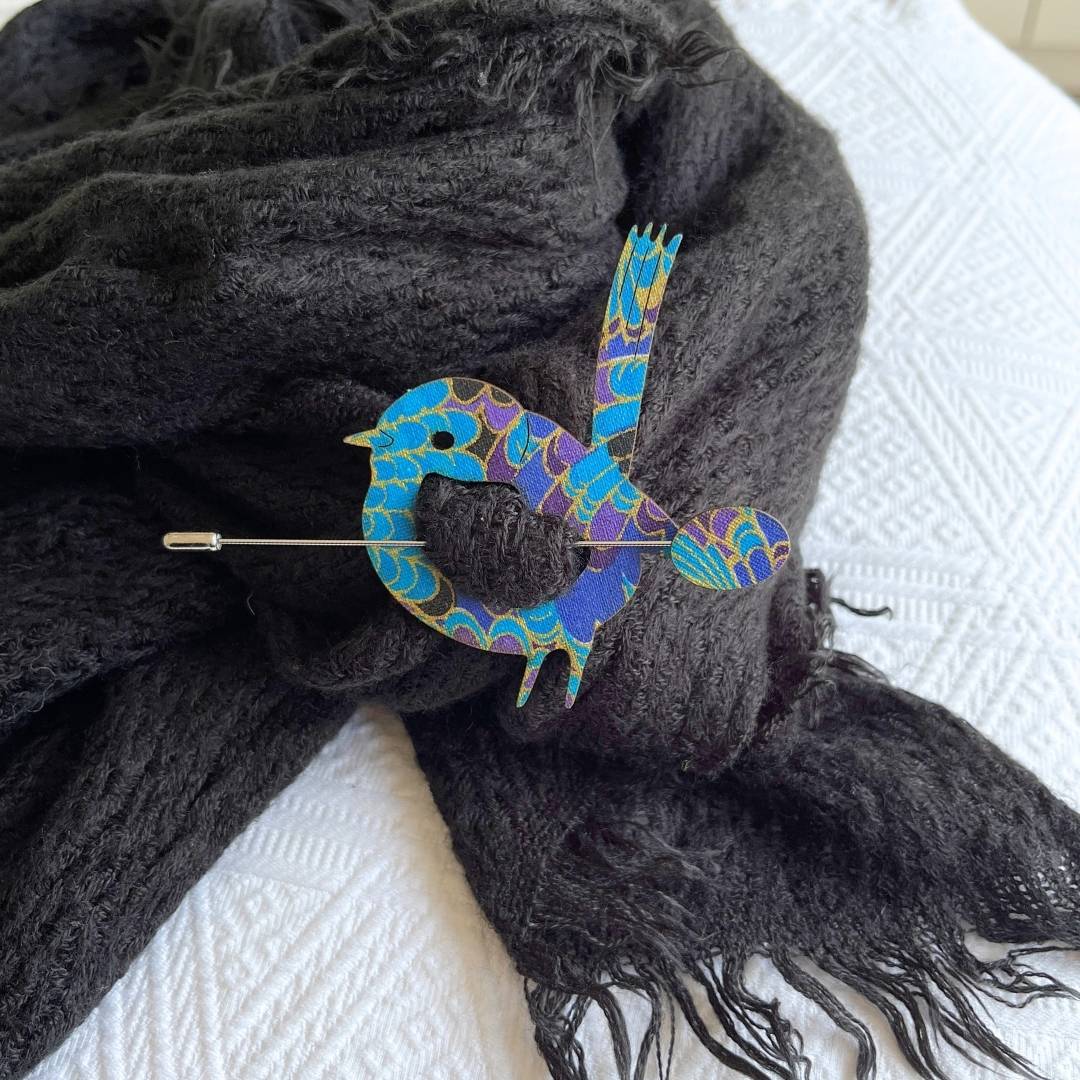 Load video: How To Use A Scarf Pin